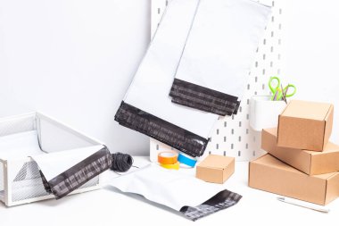 Ofis masasında polietilen çanta seti