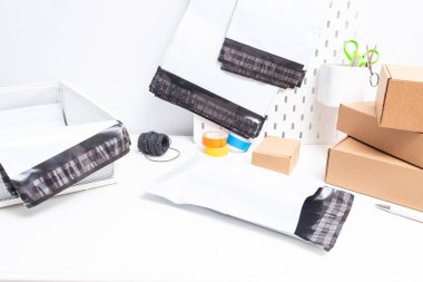 Ofis masasında polietilen çanta seti