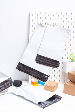 Ofis masasında polietilen çanta seti