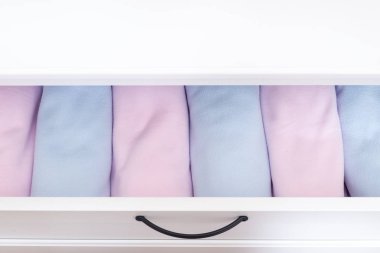 Dolap çekmecesinde bebek kıyafetleri seti 