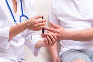 Doktor hasta için kan şekeri dedektörü kullanın 