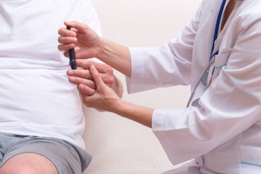 Doktor hasta için kan şekeri dedektörü kullanın 