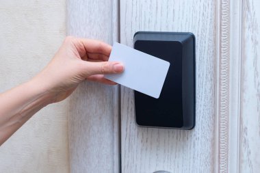Beyaz ve kahverengi karton kutular seti, gri arkaplanda kopyalama alanı