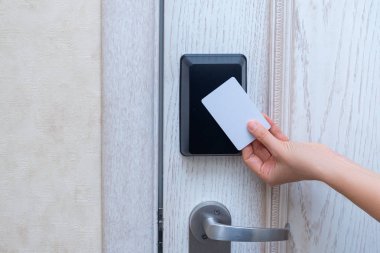 Beyaz ve kahverengi karton kutular seti, gri arkaplanda kopyalama alanı