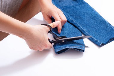 Kadın Denim 'e makas uzatıyor. 