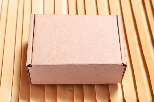 Коробка из-под коричневого картона на многих пузырьковых конвертах — стоковое фото