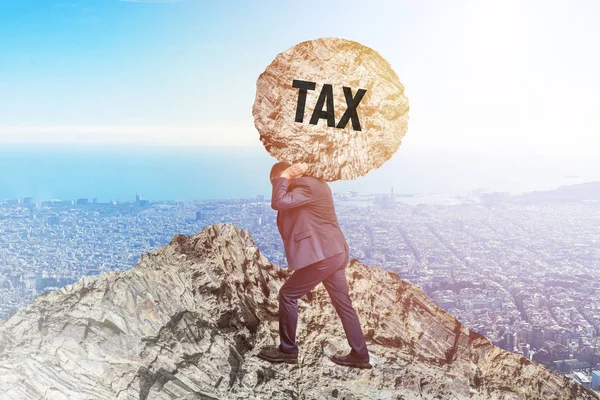 Бизнесмен поднимает тяжелые налоги, пошлины — стоковое фото