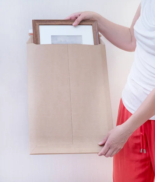 Brown cardboard bag for picture shipping