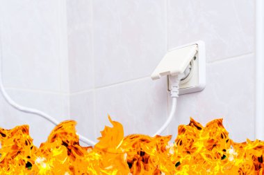 Elektrik prizi sahipsiz kaldı. Alev aldı