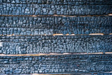 yangın dan sonra yanmış ev duvarı