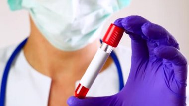 Kan tüpü ampul tutan tıp doktoru