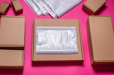 Plastik tutucu, nakliye etiketi için