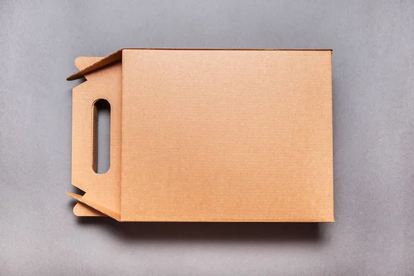 Caixa de papelão marrom artesanal com alça — Fotografia de Stock