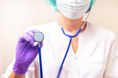 Elinde fonndoskop tutan kadın doktor