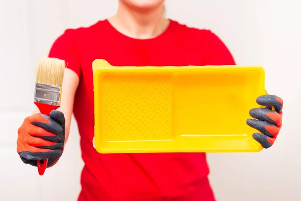 Donna in possesso di vassoio di vernice, iniziare a riparare la casa — Foto Stock