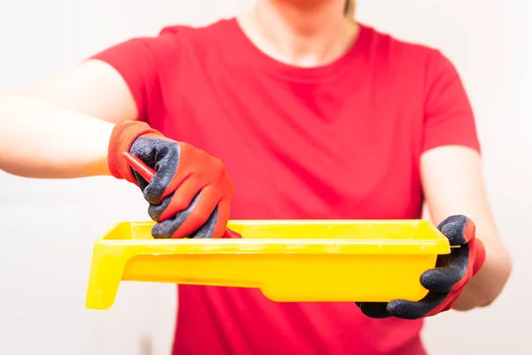 女人拿着油漆托盘，开始修理房子 — 图库照片