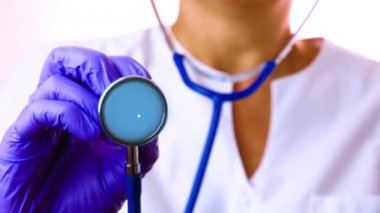 Elinde fonndoskop tutan kadın doktor, animasyon kalp atış hızı grafiği, hareket grafiği