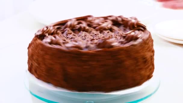 Desembalaje Pastel Merengue Chocolate Rotación — Vídeo de stock