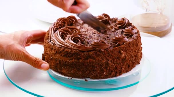 Schneiden Von Schokolade Baiser Kuchen Rotation — Stockvideo