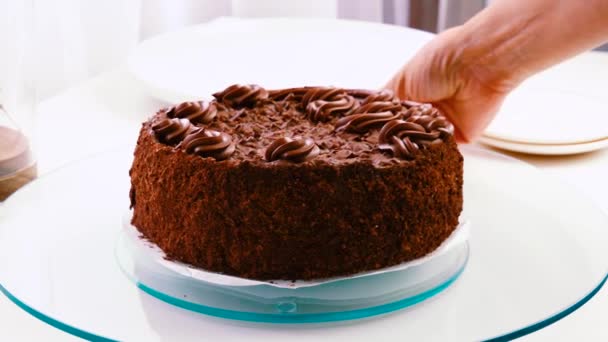 Распаковка Шоколадного Безе Торт Ротация — стоковое видео