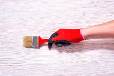 Dekoratör adam boyama ahşap arka plan