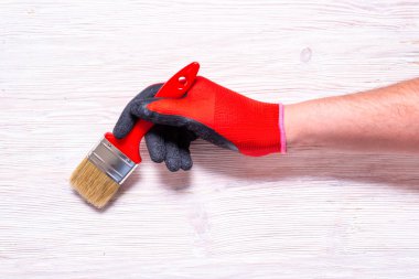 Dekoratör adam boyama ahşap arka plan