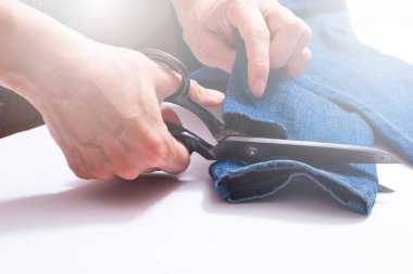 Kadın Denim 'e makas uzatıyor. 