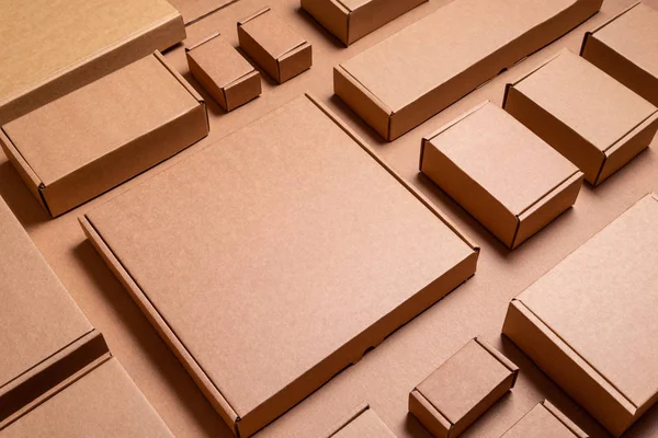 Ensemble de boîtes en carton artisanal marron, fond — Photo