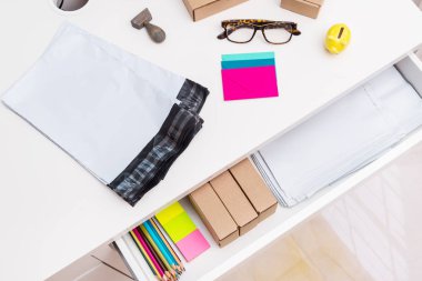 Posta zarflı ofis masası, üst görünüm