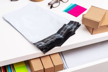 Posta zarflı ofis masası, üst görünüm