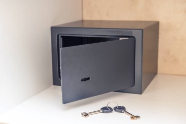 Otel odasında anahtar ve açık kapı ile metal kasa açıldı, içinde