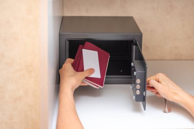 Otel odasında kasa açma, pasaport ve kredi kartı koyma