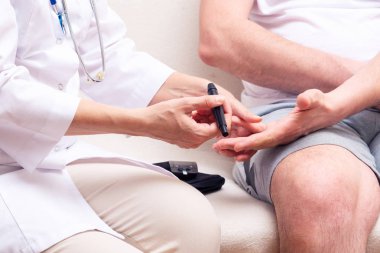 Doktor hasta için kan şekeri dedektörü kullanın 