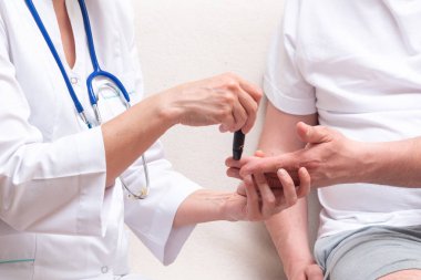 Doktor hasta için kan şekeri dedektörü kullanın 