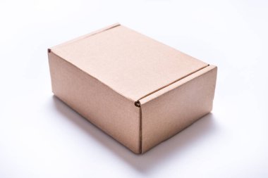 Beyaz arka plan, endüstriyel üzerinde Zanaat kahverengi karton Karton kutular