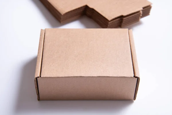 工艺棕色纸箱纸板箱在白色背景，工业 — 图库照片
