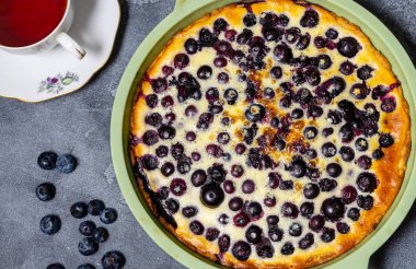 Blueberry shortcake tart, silikon pişirme çanak pasta, gri arka plan üzerinde