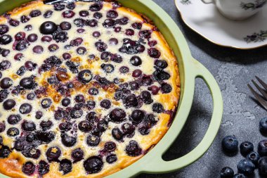 Blueberry shortcake tart, silikon pişirme çanak pasta, gri arka plan üzerinde