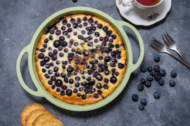 Blueberry shortcake tart, silikon pişirme çanak pasta, gri arka plan üzerinde