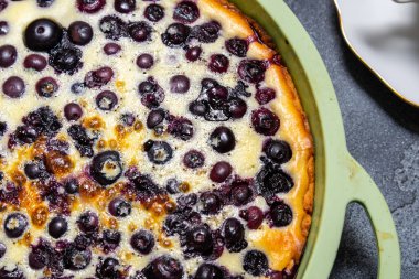 Blueberry shortcake tart, silikon pişirme çanak pasta, gri arka plan üzerinde