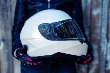 Deri ceketli kadın motosiklet kaskTutar