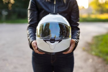 Deri ceketli kadın motosiklet kaskTutar