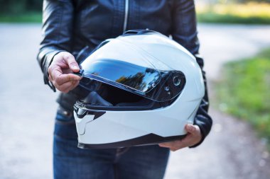 Deri ceketli kadın motosiklet kaskTutar