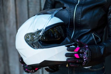 Deri ceketli kadın motosiklet kaskTutar