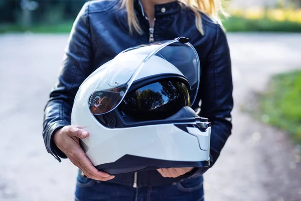 Γυναίκα με δερμάτινο μπουφάν κρατά κράνος μοτοσικλέτας — Φωτογραφία Αρχείου