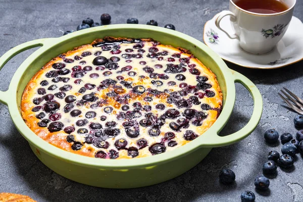 Blueberry shortcake tart, silikon pişirme çanak pasta, gri arka plan üzerinde