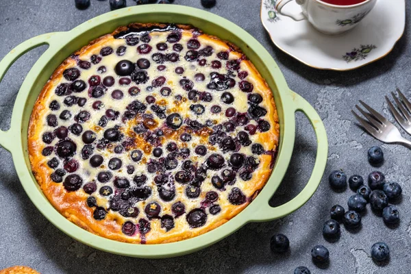 Blueberry shortcake tart, silikon pişirme çanak pasta, gri arka plan üzerinde