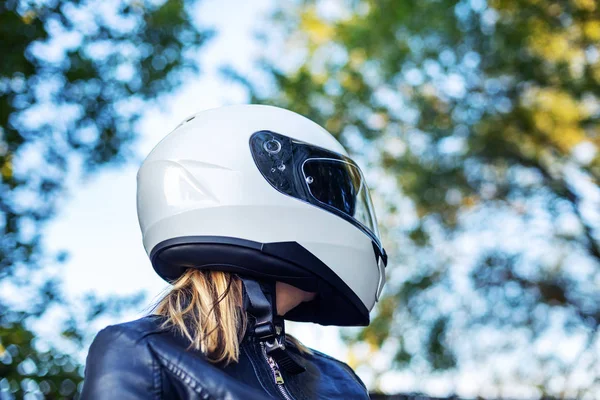 Γυναίκα με δερμάτινο σακάκι φορούν κράνος μοτοσικλέτας — Φωτογραφία Αρχείου