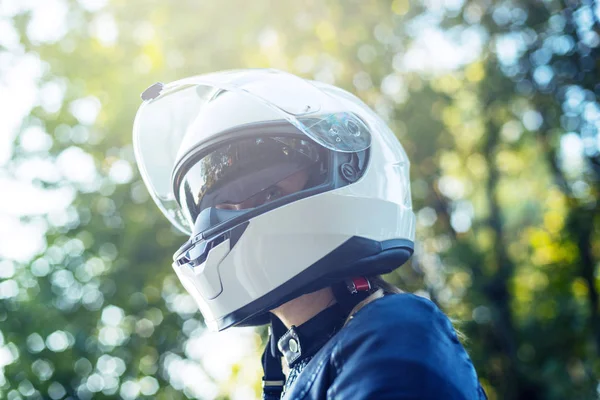 Kvinna klädd i en motorcykel hjälm med solglasögon — Stockfoto