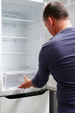 Adam boş buzdolabı içine bakan